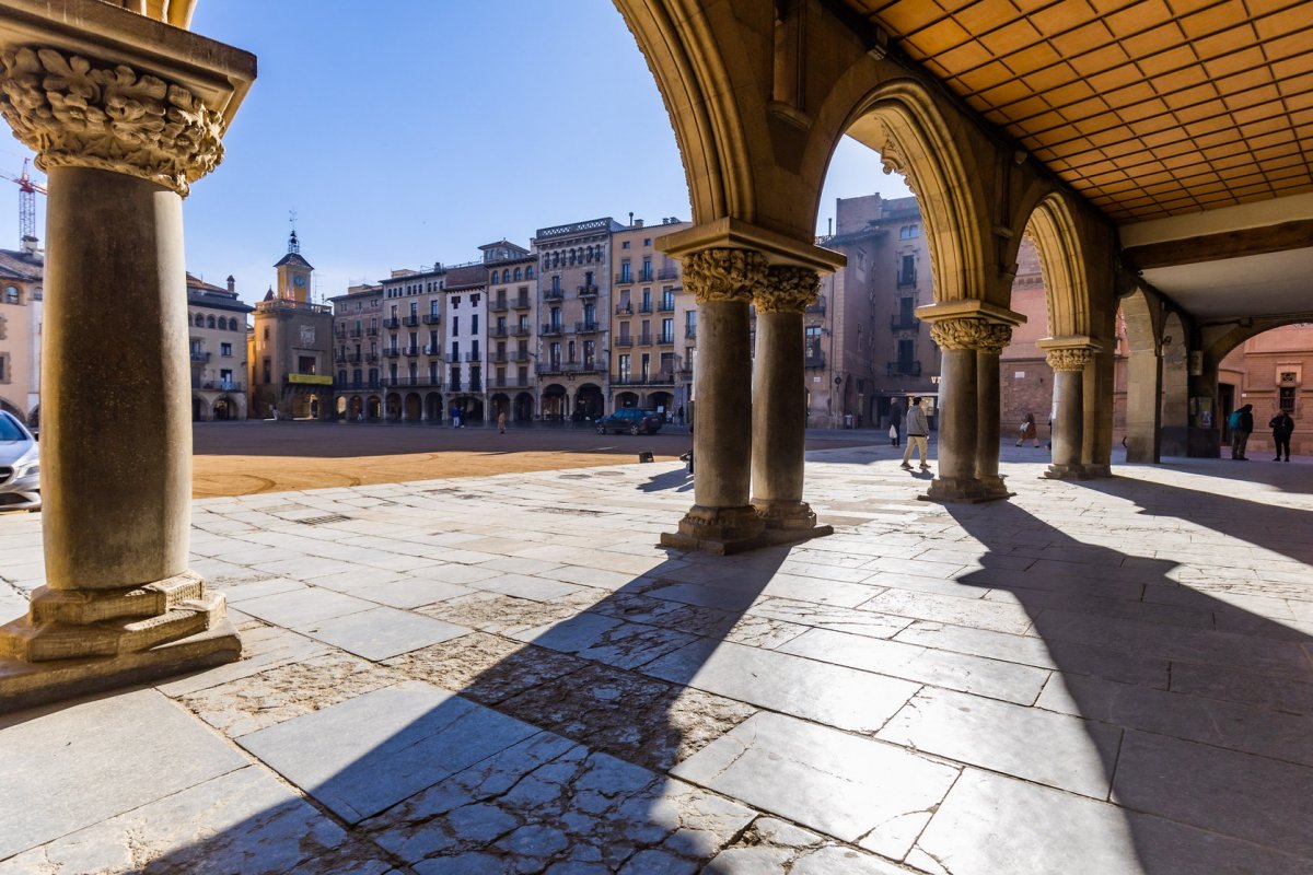 La plaça Major de Vic vista per Fidel Bofill