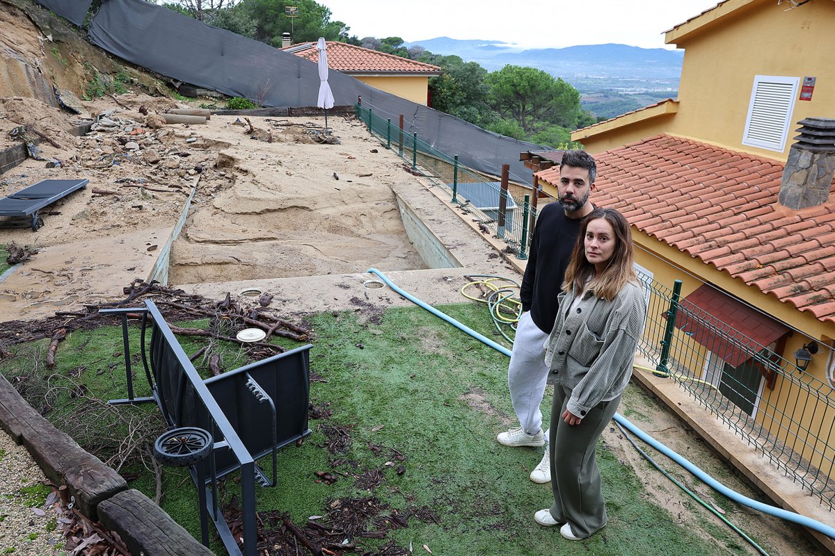 Sense poder viure a casa seva a Vilanova des de l’aiguat: “El trencament del clavegueram està omplint la nostra piscina d’aigües residuals”