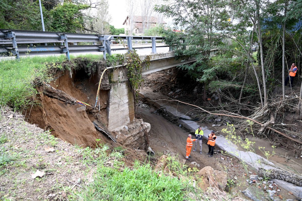 La riera descalça el pont de la carretera de Vilanova a Vallromanes