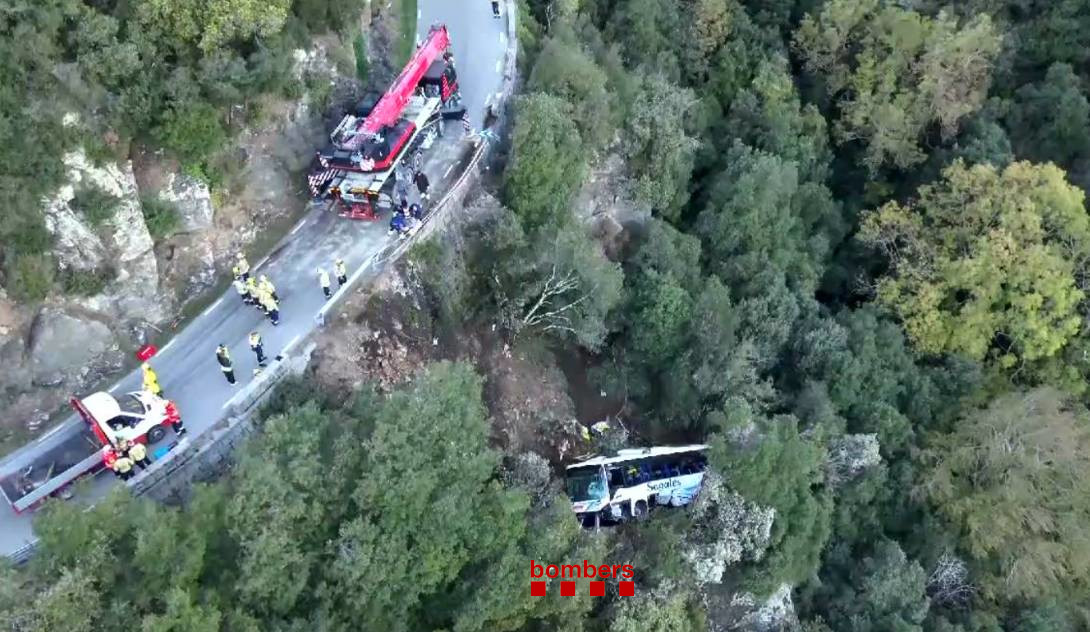 Retirat l’autobús de Sagalés accidentat a la carretera de Santa Fe i descarten la presència de més víctimes