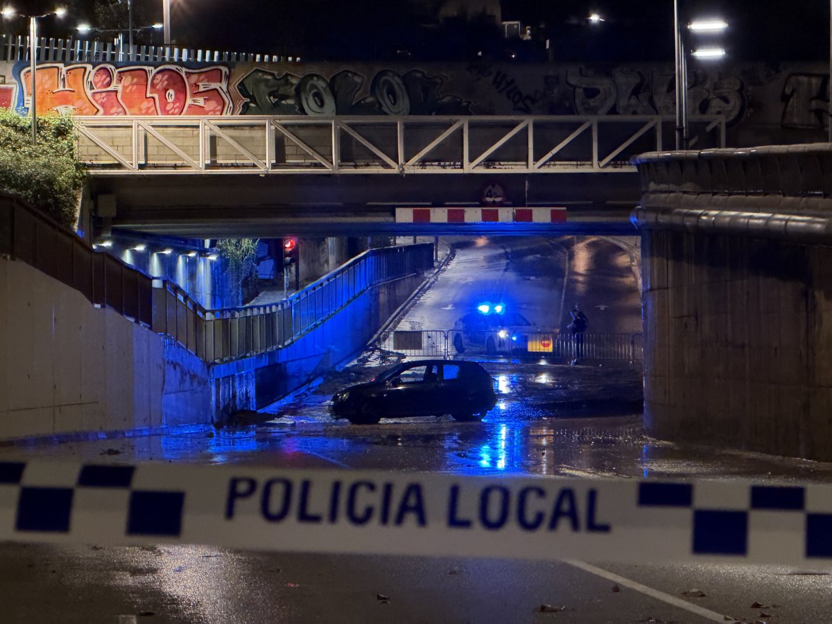 Un cotxe queda atrapat per l’aigua al pont sota l’estació de Granollers-Canovelles