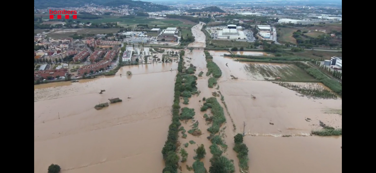 Un veí del carrer on s’ha trobat un mort a Montornès: “Va venir com una marea, un tsunami, i va aixecar contenidors”
