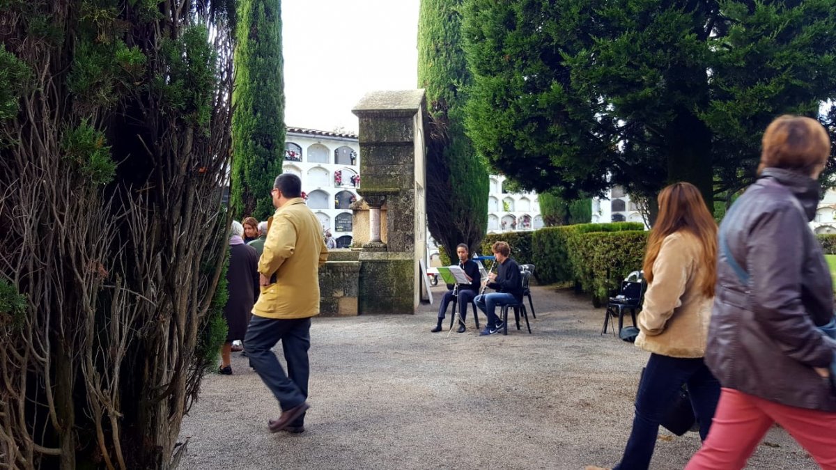 El cementiri de Vic amplia l’horari per Tots Sants i tornarà a oferir música en directe