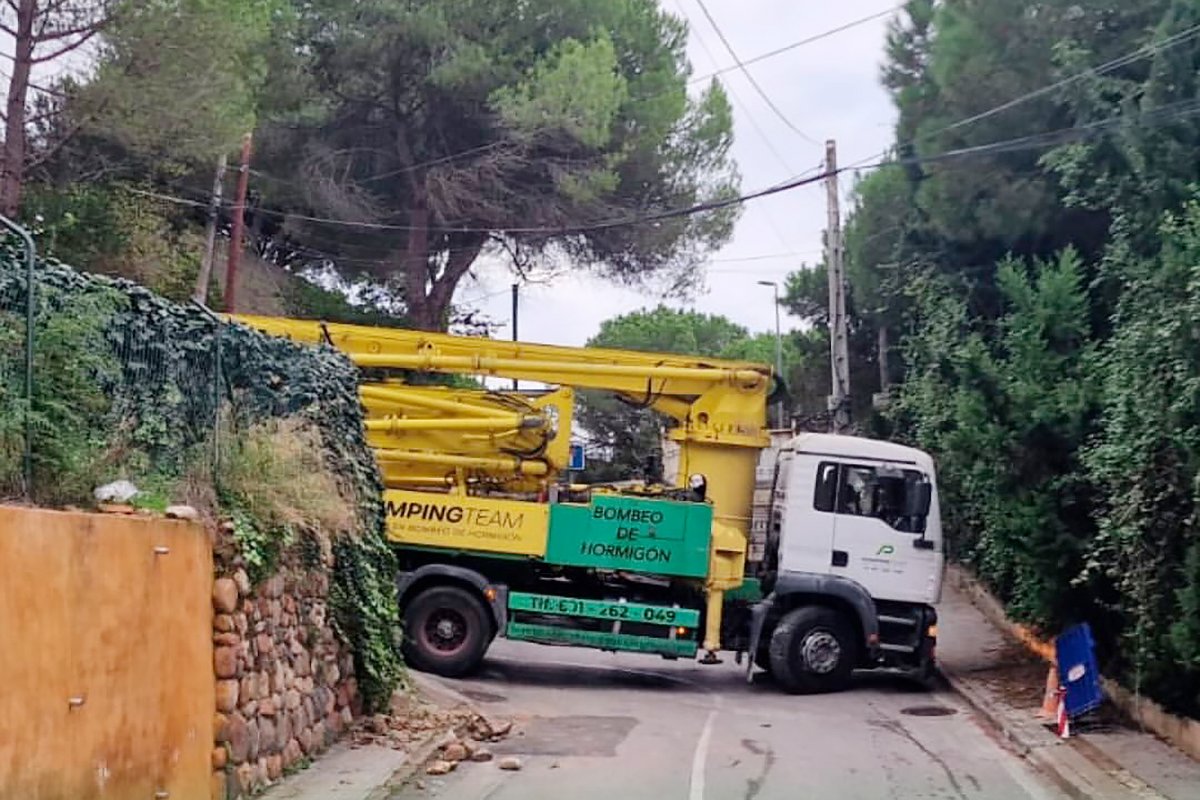Restablerta la circulació al camí de Can Bosc de Vilanova després que un camió quedés atrapat