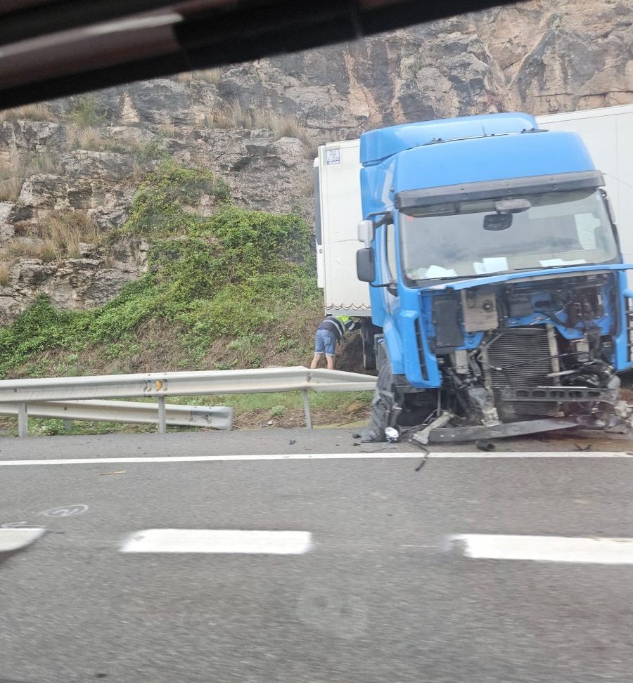 Un carril tallat a la C-17 a Seva per un camió que ha fet la tisora