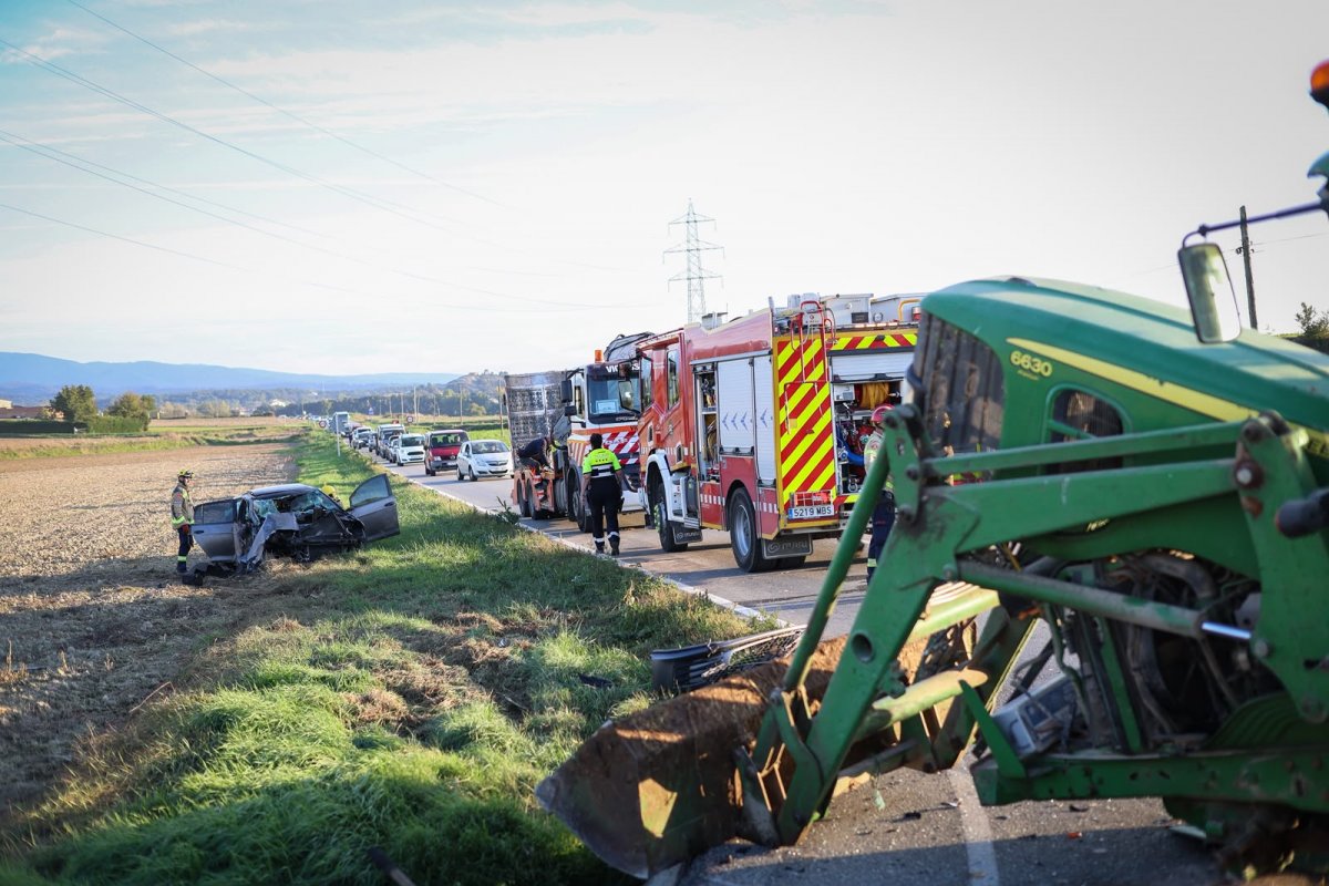 Accident entre un cotxe i un tractor a Santa Eugènia