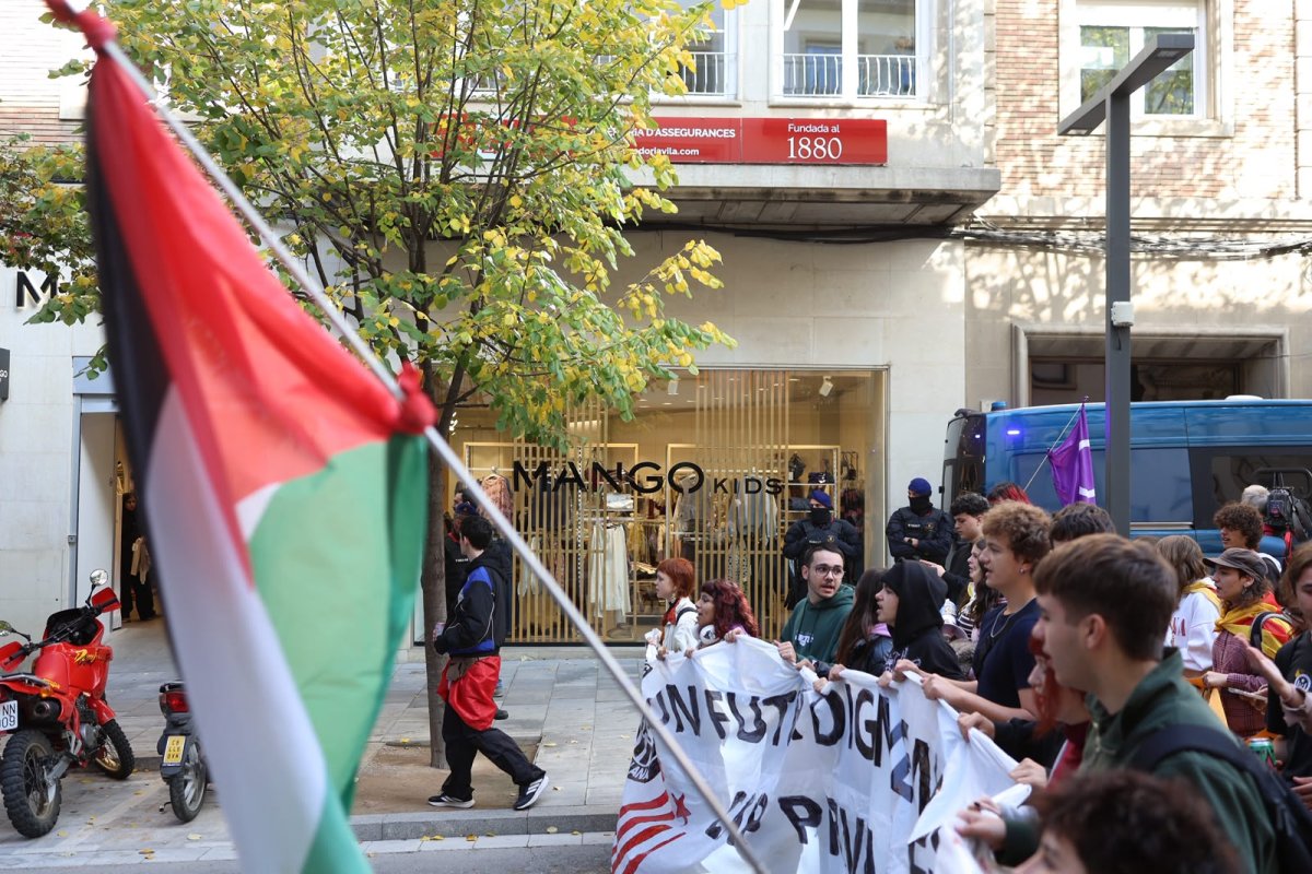 Un centenar d’estudiants protesten a Vic enmig d’un important desplegament policial