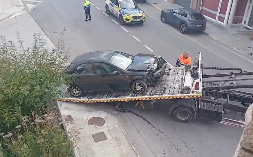 Abandonen el cotxe després d’accidentar-se al mig de Roda
