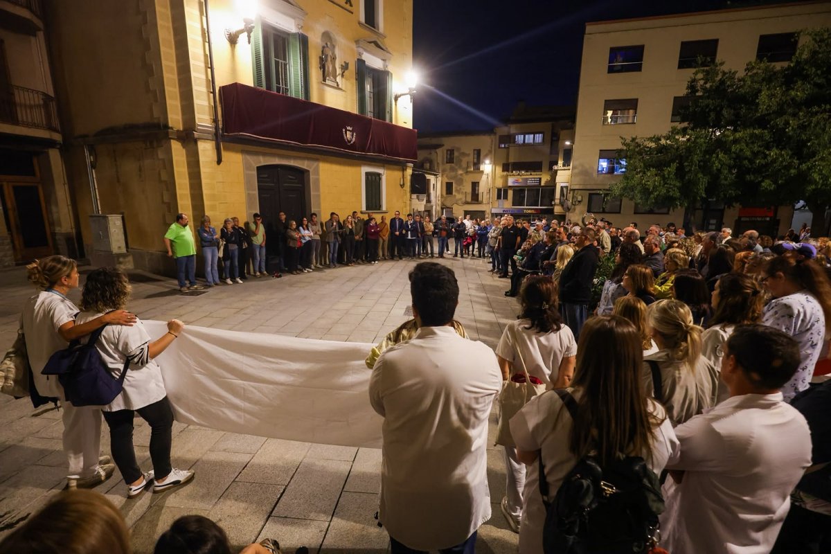 Desenes de persones es concentren a Torelló per condemnar l’apunyalament d’un metge del CAP